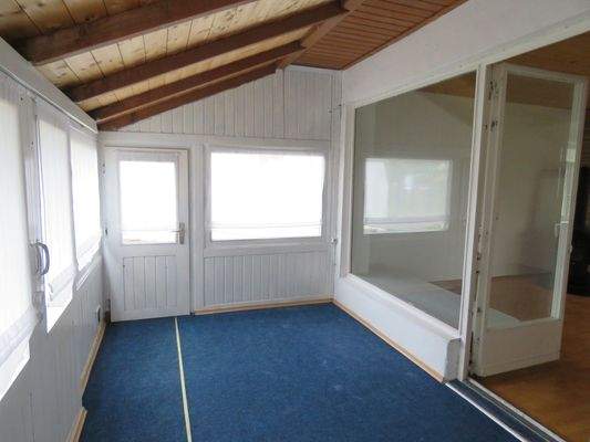 im Wintergarten mit Ausgang auf die Südterrasse  