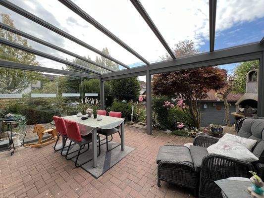 Chilloase auf überdachter Terrasse