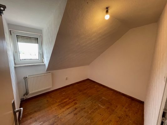 28_Schlafzimmer 1 Dachgeschoss.JPG