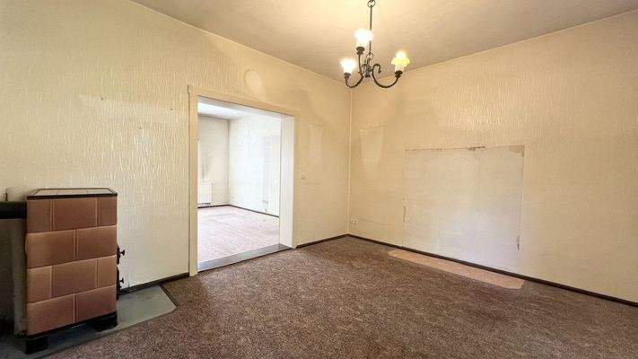 Zimmer im Erdgeschoss mit Kachelofen