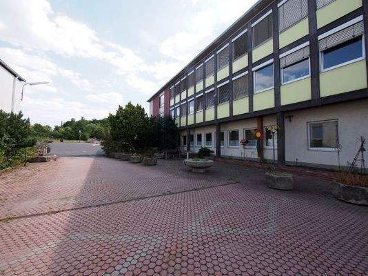 Hof mit Sitzmöglichekeiten