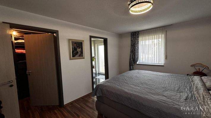 Elternschlafzimmer inkl. Garderobe und Bad