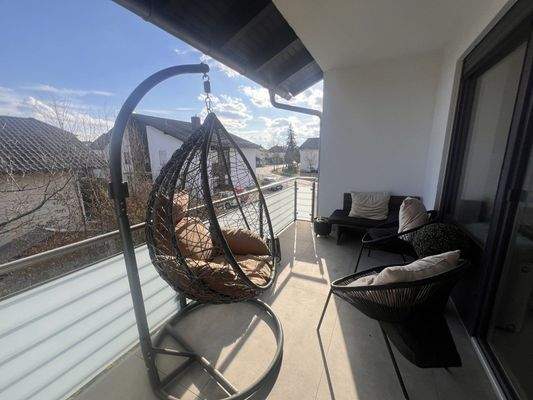 Sonnenterrasse mit Panoramablick und hochwertiger Verglasung