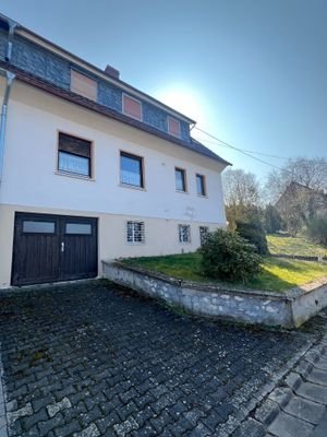 Vorderansicht mit Garage