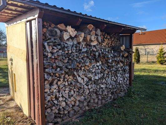 Holzvorrat am Gartenhaus