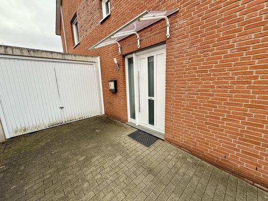 Hauseingang an der Garage