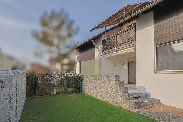 Terrasse und Gartenfläche 