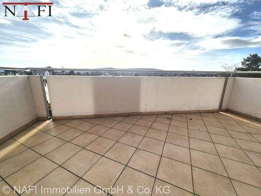 großer Balkon am Wohnzimmer