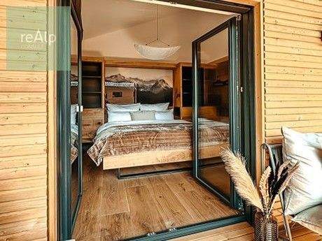 Schlafzimmer mit Zugang zum Balkon