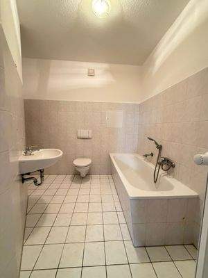 Helles Badezimmer mit Wanne