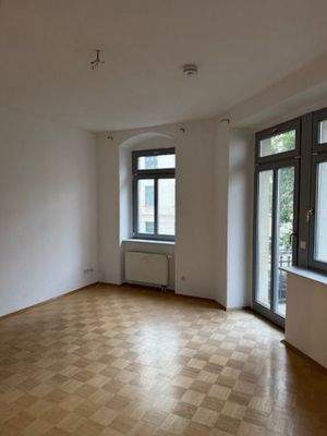 Wohnzimmer mit Zugang Balkon