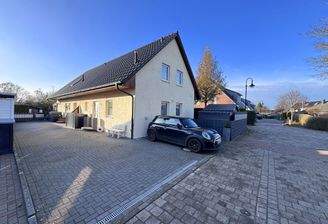 Hausansicht mit Stellplatz