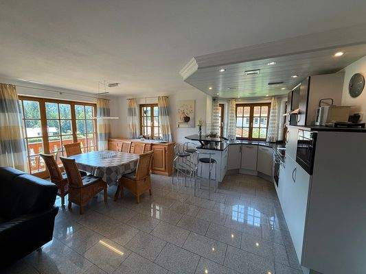 Einbauküche mit Essbereich