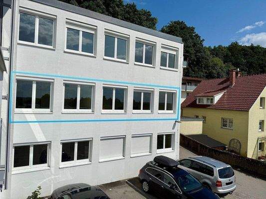 Gebäudeteil der Wohnung in Kürze mit Balkonen