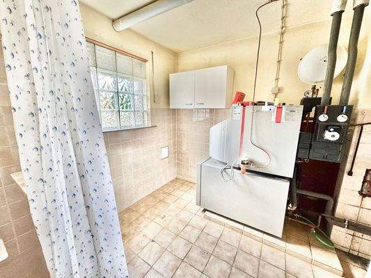 Waschküche mit Dusche und Heizungsraum