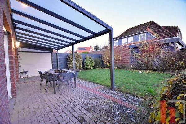 Überdachte Terrasse mit Garten