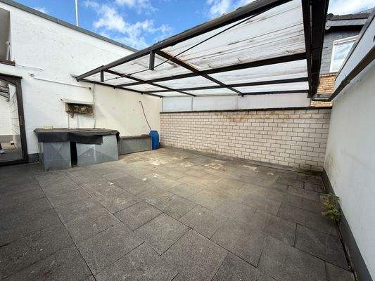 Hinterhof Teilüberdacht