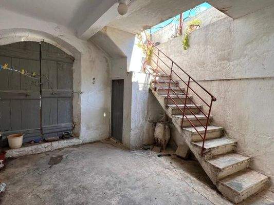 Kreta, Kritsa: Großes Gebäude im Dorfzentrum, ideal für gewerbliche und Wohnnutzung