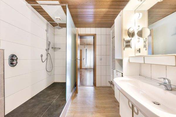 Bad 1 - größeres Gebäude