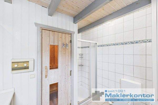 Badezimmer mit Dusche und Saunazugang