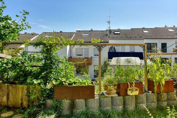 Hausansicht West v. Nachbar