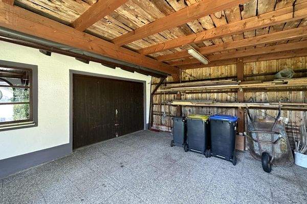 Rückseite Garage und Unterstand