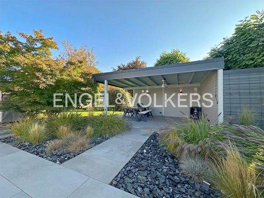 Überdachter Außensitzplatz