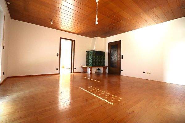 Großzügiges Wohnzimmer mit Kachelofen - untere Wohnung