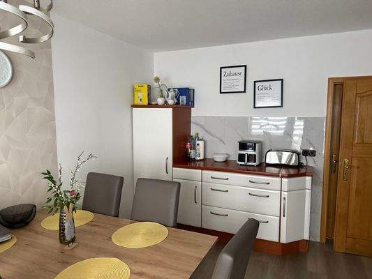 Moderne Küche mit Essbereich