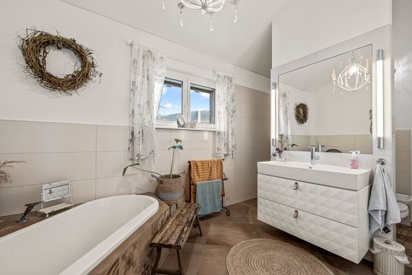 Bad mit Wanne und begehbarer Dusche