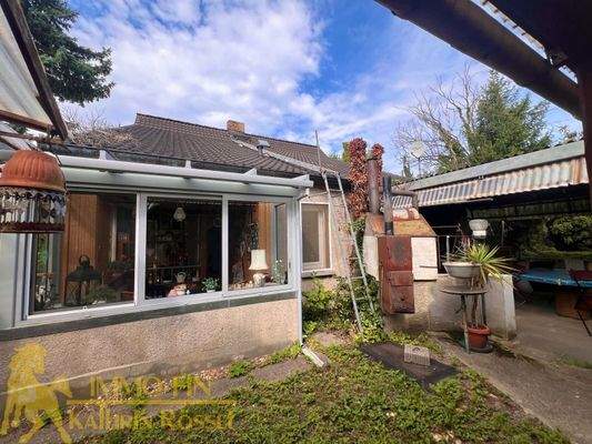 Wintergarten zum Hof zeigend