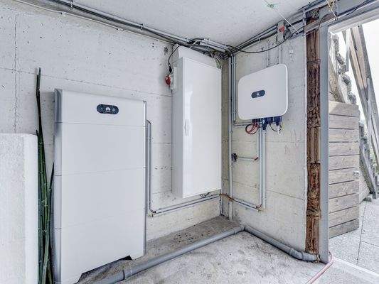 Wechselrichter mit 15 kw Batterie für die Photovoltaikanlage