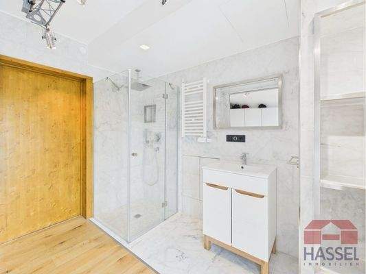 Mit Dusche und Waschtisch