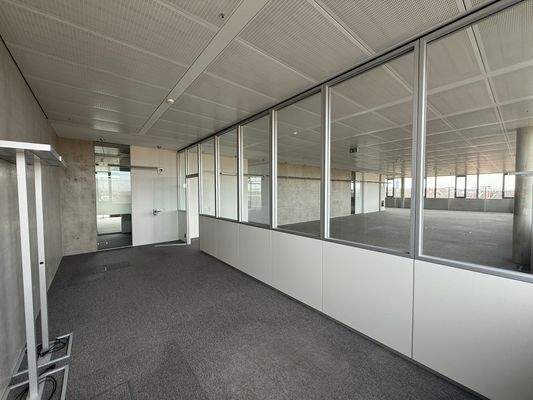 abgetrenntes Büro neben Großraum