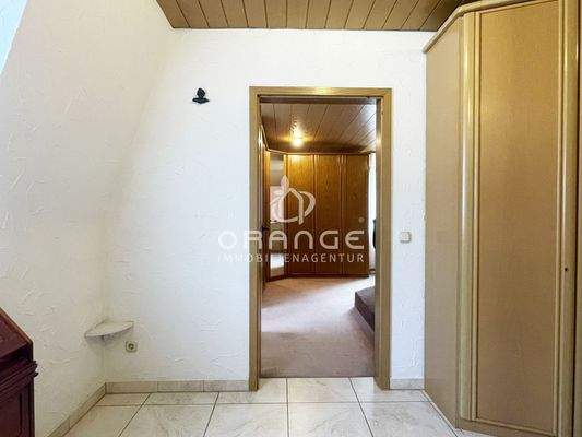 ...rechts ins Schlafzimmer