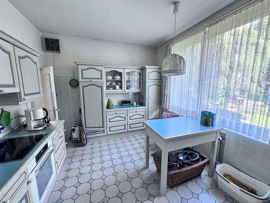 Küche mit Einbauküche