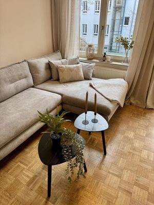 Wohnzimmer mit Zugang zum Balkon