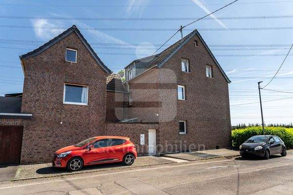 Außenansicht (links Anbau, rechts Haupthaus)