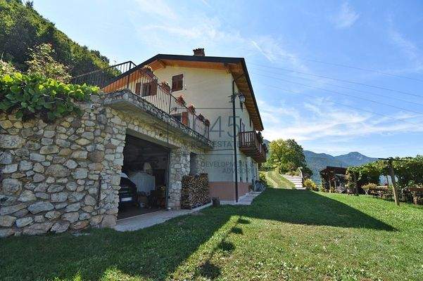 Exklusive Villa mit Panoramablick und großem Grundstück – Ala