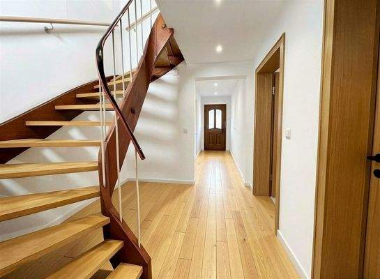 Treppenaufgang EG - (KI generiert)