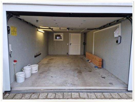 Sehr breite Garage mit Wallbox