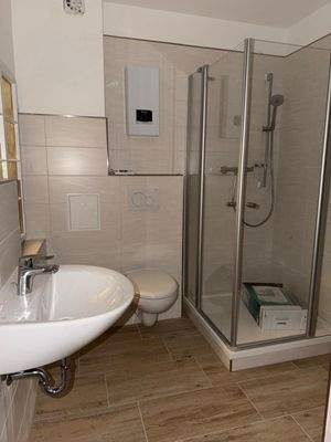 Modernes Bad mit Dusche