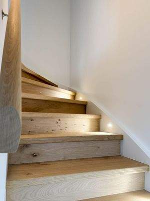 Treppenaufgang beleuchtet.jpg