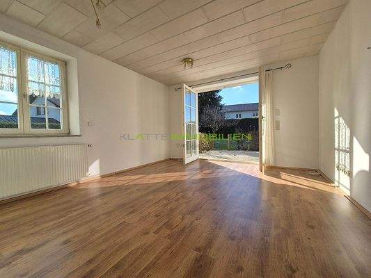 WE01 EG Wohnzimmer 05 mit Zugang Terrasse+Garten