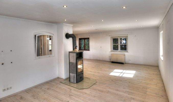 Blick ins große Eck-Wohnzimmer mit Kaminofen