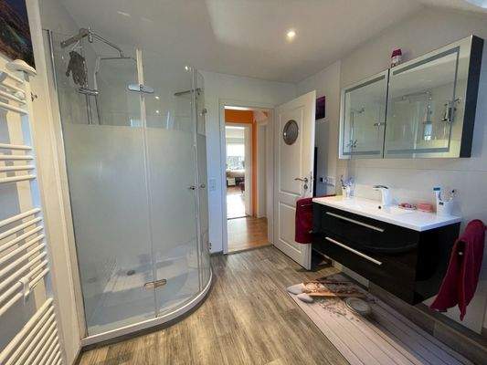 Bad mit XL Dusche und Mobilar