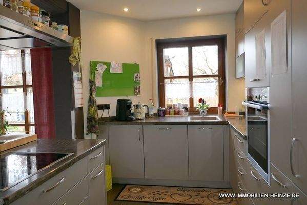 moderne, großzügige Einbauküche