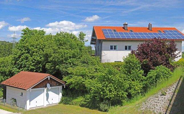 Doppelgarage und Haus