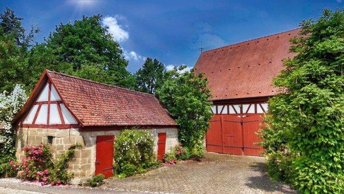 Hof vom Hauptgebäude mit Nebengebäude