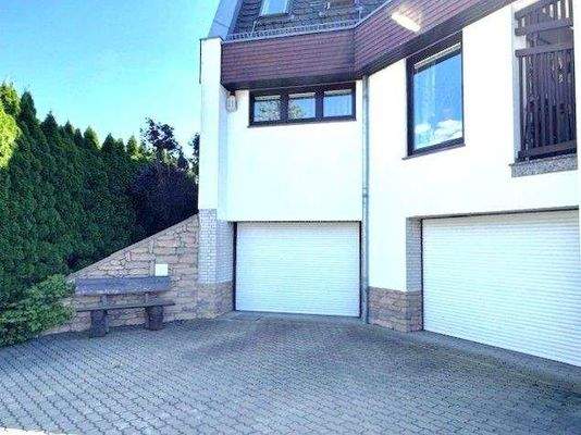 Innenhof mit Stellplätzen und Tiefgaragen